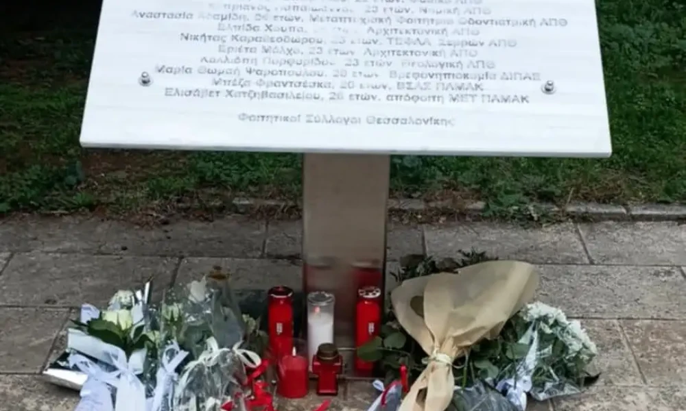 Αφήνουν λουλούδια και κεριά στο μνημείο του ΑΠΘ για τους 13 φοιτητές που χάθηκαν στα Τέμπη